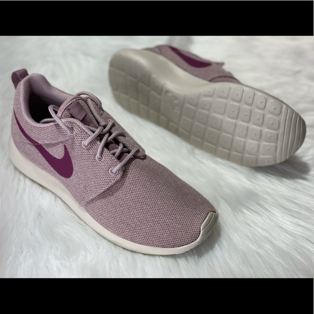 NEW NIKE Roshe one women sneakers - Picture 2 of 8